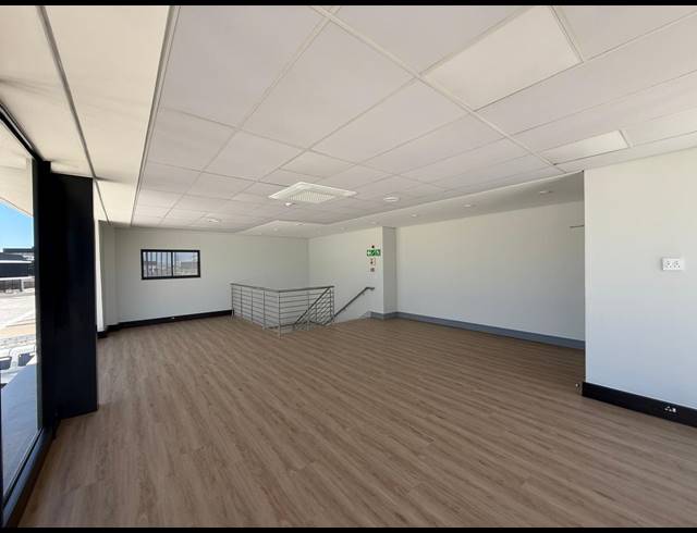 654M² WAREHOUSE TO LET IN STIKLAND INDUSTRIAL